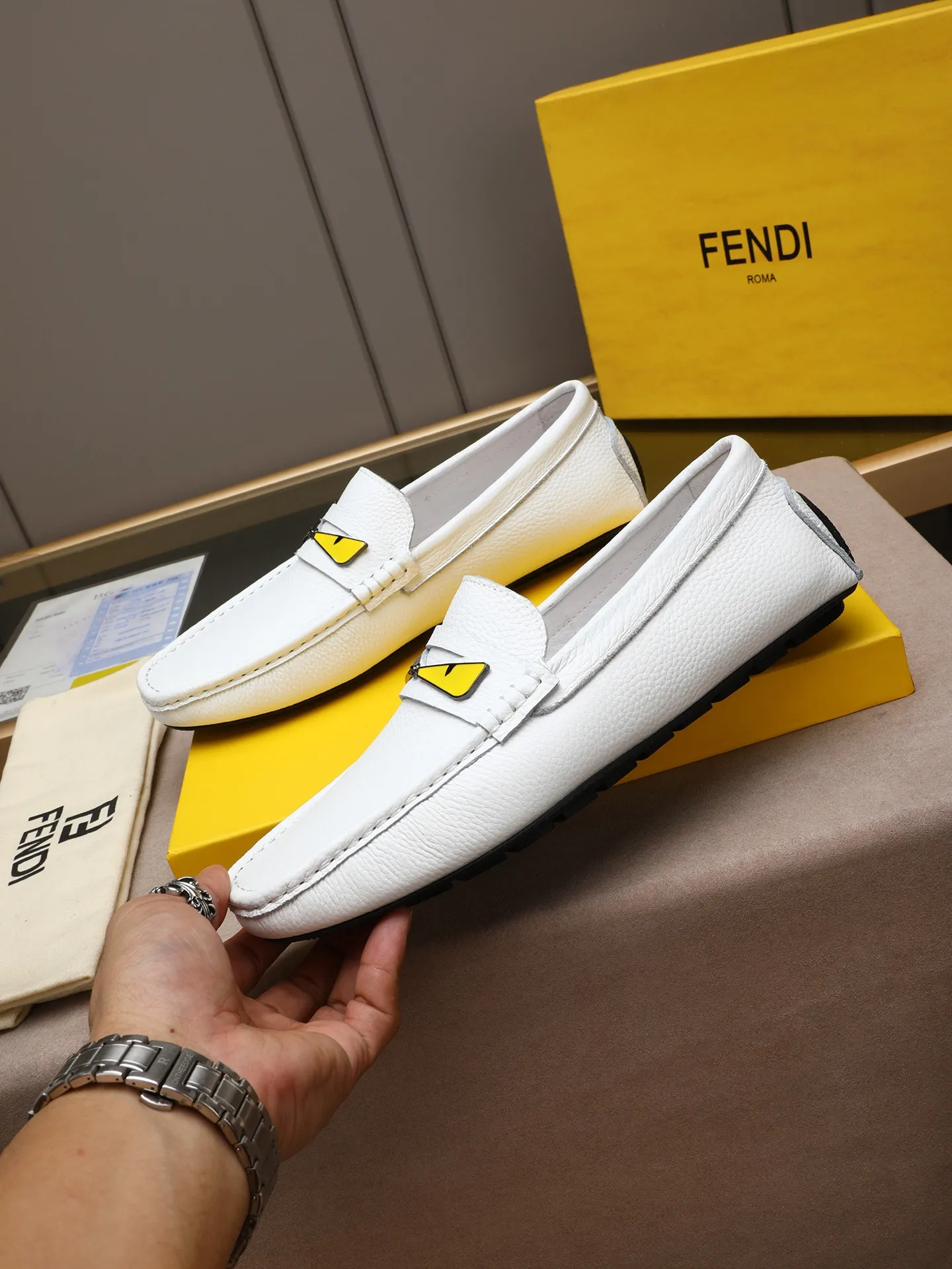 Men's shoes 💰400💰[FENDI] The little monster of Fendi F family, which is popular all over the world, is coming in a big way, the latest color, driving slip-on loafers, avant-garde and versatile fashion men's shoes, bun shoes, bean shoes👌👌👌 Private mold opening, 1:1 reproduction... The upper is made of first-layer cowhide, and the first-layer pigskin lining... is extremely comfortable, fashionable, simple, atmospheric and personalized [color] The side of the shoe is more refined, and the overall effect is handsome [ Turn in a circle][Turn in a circle]💭This hardware monster with eyes is not the popular version on the market🚳🚳Compared with the old model, it is more trendy, eye-catching and more classy🔰This summer, the little monster will subvert the old ideas and share the fashion with you🔱A must-have for fashionistas! Must keep it for yourself! Online outsole, high-end quality workmanship. Color: black, blue, white, red. Matching code: 38-44 (45 46 47 customized) (standard leather shoe size)